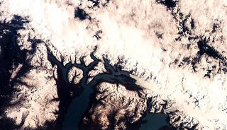 Kuva 2. Andien vuoristot satelliittikuvassa. Andien jäätiköt vetäytyvät 33 metriä vuodessa.