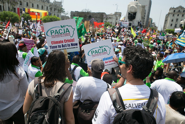 Kuva Limassa marssilla 15 000 ihmisoikeuksien ja ympäristön puolustajaa. Kuva Luca Tomac. 